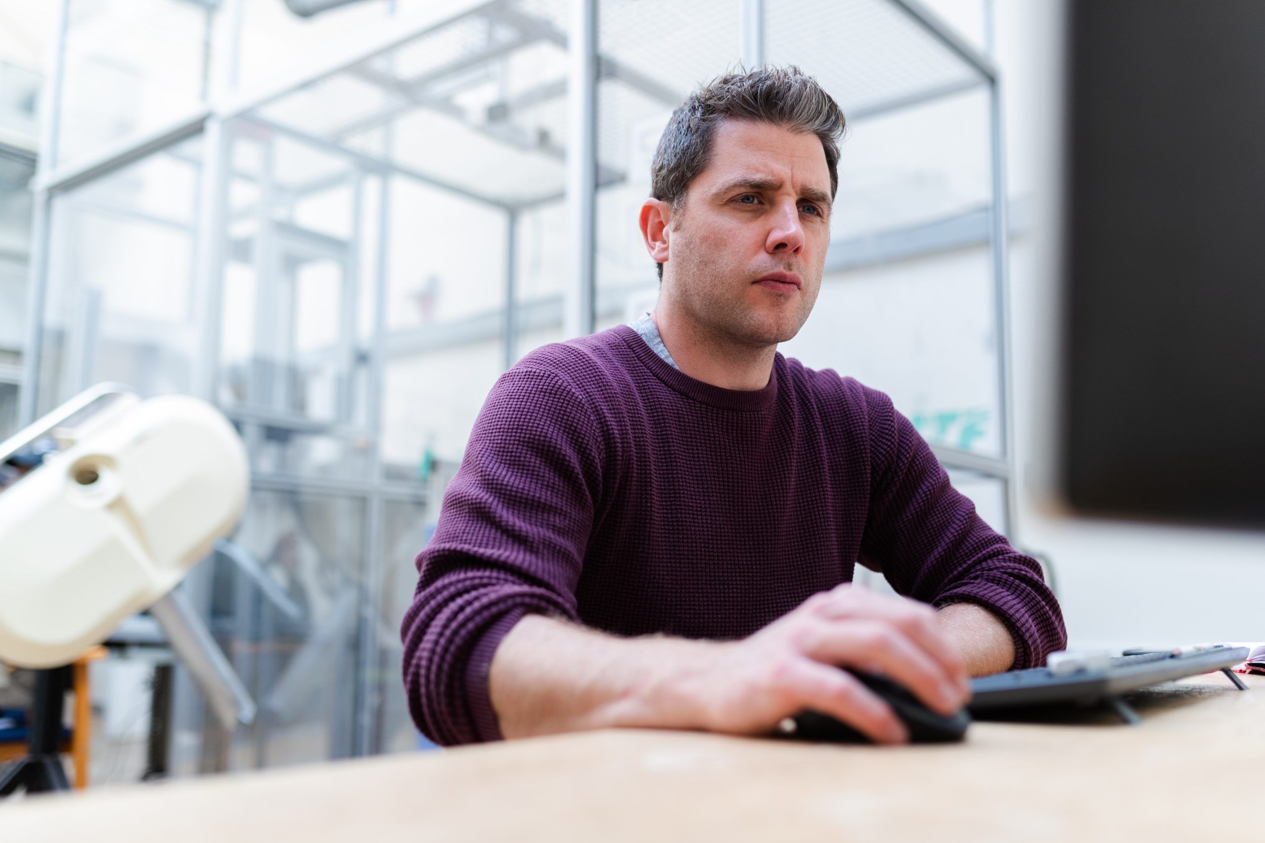 Ingenieur arbeitet mit CMMS Software